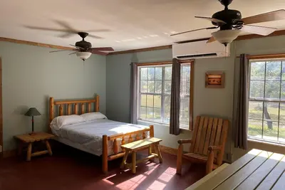 Image de Riverbend on the Frio Cabin 5