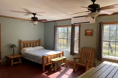 Image de Riverbend on the Frio Cabin 6