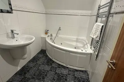 Spacious 3 Bedroom with Parking