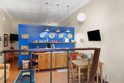 Image de Loft 2 (1 of 4 listings downtown! )