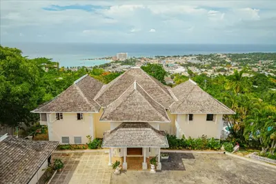 Image de Rustic Hilltop Plantation House Style Villa