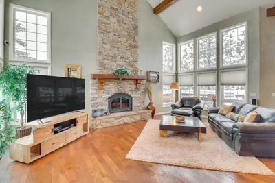 Image de Mountain Views & Deck: Spacious Eureka Getaway!