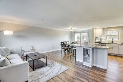 Image de 2 Mi to Sandy Point State Park: Home w/ Deck!