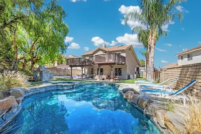 Image de Paradise Getaway near Six Flags with Pool and Bbq!