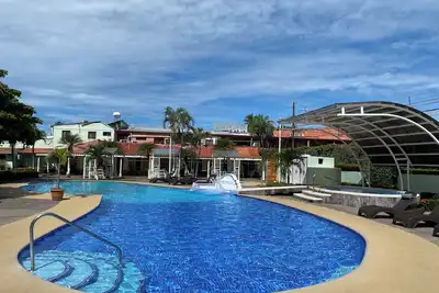 Image de 5 minute to the Center of town Condo - secure, large pool!