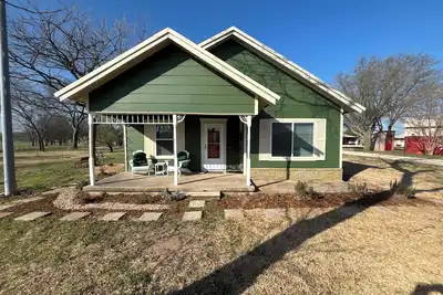 Image de Cozy farmhouse w/pool. Central to museums, golfing, lakes, sports & shopping.