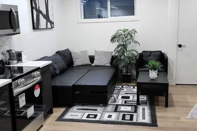 Image de Cozy Super Luxury Legal Suite. 20 minutes  to the airport.