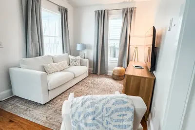 Image de Walk to Night of Lights, Historic Home, Pets Ok, Free Parking, Porch