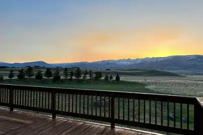 Image de 35min to Yellowstone Np & 2 min from Chico Hotsprings\nThe Steele House Lg Groups
