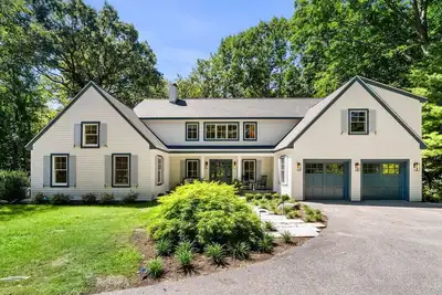 Image de Luxurious 5-bedroom House Walking Distance to Historic Beach Walk and Beaches