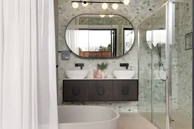 Image de Rye Local #3-New Listing townhouse, 300m to beach Linens incl-live like a local!