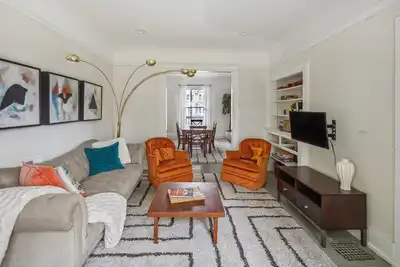 Image de Comfortable 6-Bedroom Retreat Minutes to Downtown