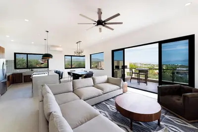 Image de New 4 bedroom home - pool and jacuzzi - 10 minute walk to South Beach