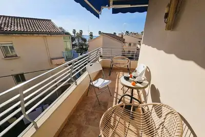 Image de Bel appartement avec balcon à 300m de plage, climatisation, internet. . .