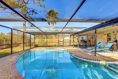 4 Mi to Venice Beach: Poolside Paradise Awaits!