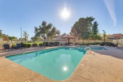 Image de Half-Mi to Dtwn: Lakefront Gilbert Home!