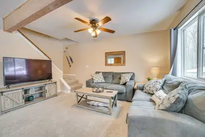 Image de 2 Blocks to Higgins Lake: Family-Friendly Home