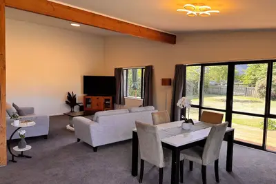 Image de New, Spacious, Sunny, Modern w/ Mountain Views. Woodbank Retreat Hanmer Springs\n