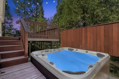 Image de Game Room - Hot Tub - Fire Pit - 25 min 2 Yosemite\nEV Charger Level 2