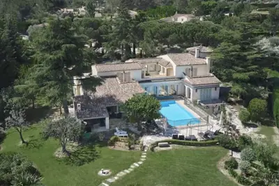 Image de Castel Carpe Diem est une villa de luxe avec piscine privée située entre Cannes et Grasse.