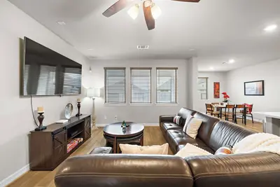 Image de Htown Getaway | Yard Bbq | Parking | Games WiFi