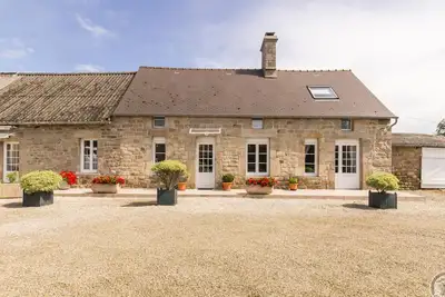 Image de Maison Normande Confortable avec Terrasse et Parking Privé à Gatteville