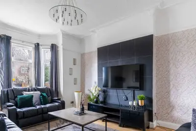 Stylish 5-Bed Home with Driveway