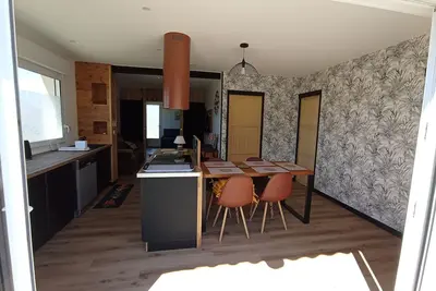 Image de hébergement de bord de mer, à 300 m à pied de la plage avec parking privatif