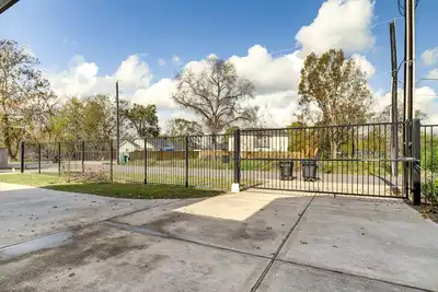 Image de Spacious 5-Bedroom Gated Mansion in the Heart of Houston