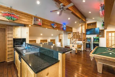 Image de Hawk Haven_Hot Tub, Hydronic Heat, Game Room w/ Pool Table, Foosball, Arcades, 2790sqft