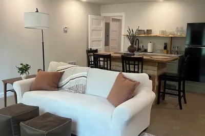 Image de a modern Hideout, cozy and quiet, minutes from downtown Athens and Uga!