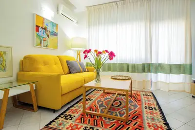 Aurora House - Comfortable family apartment near the theater and downtown