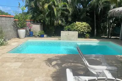 Image de Coin paradisiaque avec piscine au sel et kiosque typique dans joli jardin