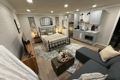 Image de Charming apartment in Delta all in walking distance to coffee shops and dining.