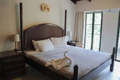 Image de Chic 2-bedroom condo Construction Discount