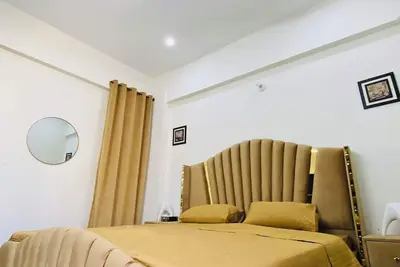 Image de Spacious 3-Bedroom Apartment with Lounge, Kitchen, Free Wi-Fi, Parking & More!