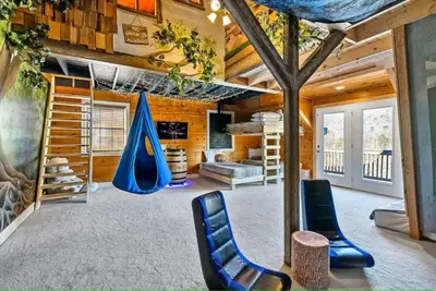 Image de Mountaintop 6 Br Paradise with Indoor Treehouse, 4k Theater, Hot Tub, Game Rooms