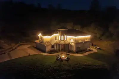 Image de Heaven Heights : HotTub · Pool Table · Ev Outlet · Games · Bbq · FirePit · Pet