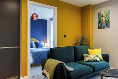 Image de 2Bed 2Bath Golden Leeds Escape-Velvet Elegance 10 min City Center