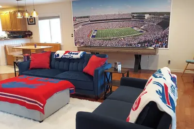 Image de BuffaLove House with Huge yard, Games and Centrally Located!