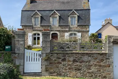 Maison bretonne \"rustique\" face à la mer à Tregastel