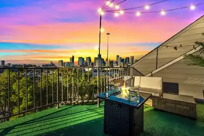 Image de Rodeo Nights & Fifa Lights! Gated with Garage! Only 5 min to Downtown!