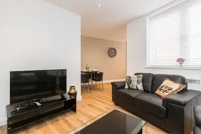 Image de Stylish 2-Bed Apartment | Sleeps up to 5 Guests | Perfect for Families or Groups