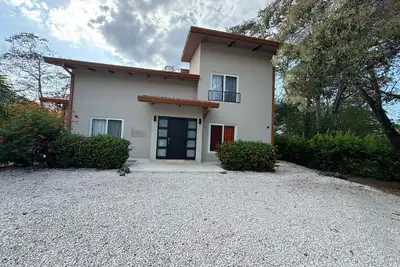 Image de Spacious 8-bedroom homes in a gated community.