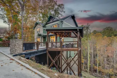 Image de Views/ Heated Pool/ Hot tub/ 15 min to Attractions