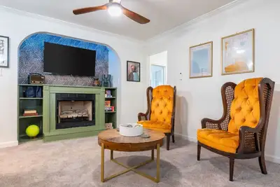 Image de Stylish Crestwood Home, only Minutes from Crestline Village, and Downtown!