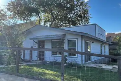 Image de Amazing House w/ Private Roof Deck & Downtown Views! Walk to Franklins, Dt & Ut!