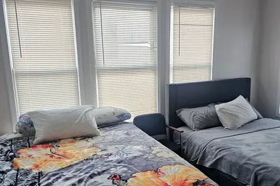 Image de Spacious 4-bedroom apartment with WiFi, Ac \/ Heat in awesome Lehigh Ave, l Newark