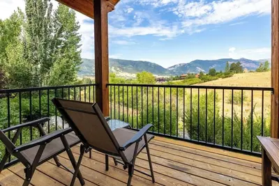 Image de Mountain Paradise: Townhome Living at the Crossroads of Ski and Golf-Sleeps 10+\n