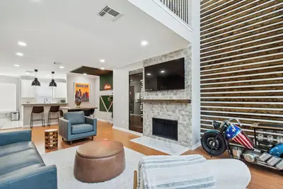 Image de Prime Central Location! 5 minutes to Downtown with private Garage!